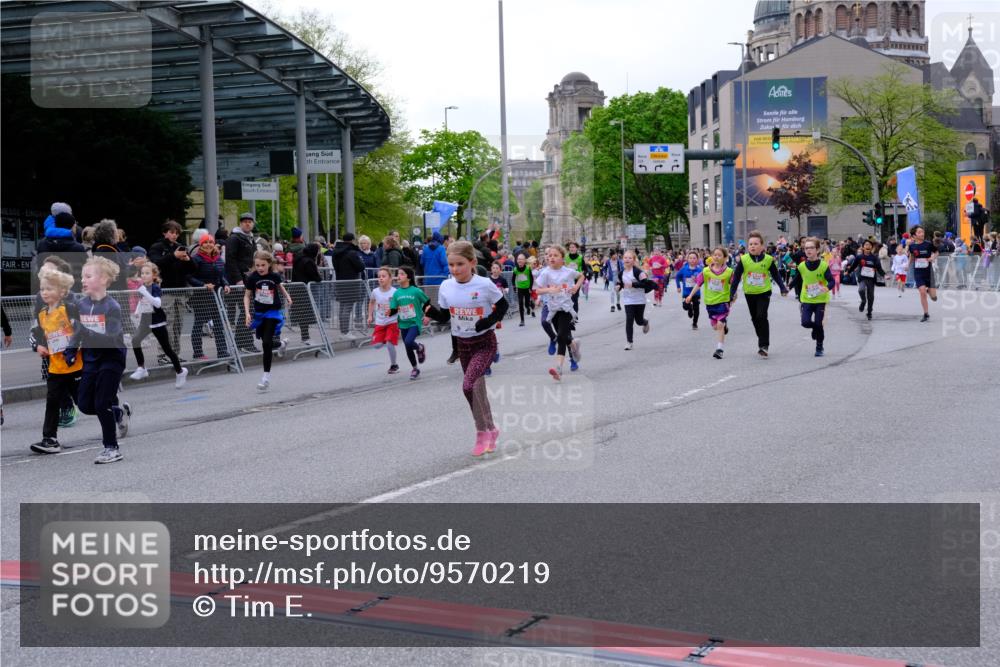 25.04.2026 - Das Zehntel Tim E. http://msf.ph/oto/9570219 25.04.2026 09:01:13 Ziel 1101, 1109, 1114, 1203, 1205, 1753, 1891, 1910, 1930, 2201, 2214, 2250, 2256, 2257, 2369, 2464, 2533, 2572, 2661, 2872, 2932, 2988, 2991, 3021, 3171, 3177, 3199, 3477, 3490, 3513, 3542, 3543, 3790 meine-sportfotos.de