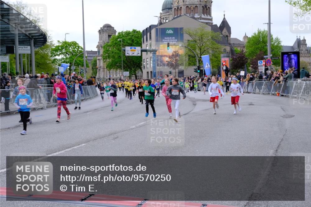 25.04.2026 - Das Zehntel Tim E. http://msf.ph/oto/9570250 25.04.2026 09:01:20 Ziel 1101, 1109, 1114, 1203, 1205, 1753, 1861, 1863, 1871, 1910, 1930, 1941, 1979, 1983, 2201, 2214, 2250, 2257, 2369, 2533, 2661, 2745, 2841, 2849, 2872, 2888, 2939, 3021, 3032, 3171, 3177, 3199, 3333, 3334, 3513, 3542, 3628, 3729, 3790, 3929 meine-sportfotos.de