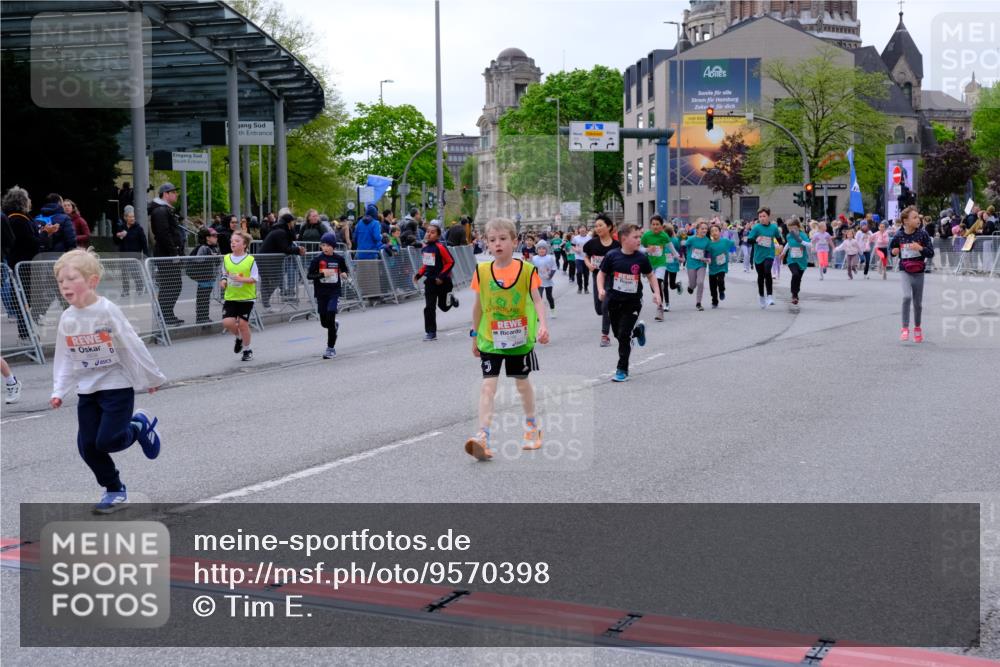 25.04.2026 - Das Zehntel Tim E. http://msf.ph/oto/9570398 25.04.2026 09:01:55 Ziel 1007, 1232, 1337, 1478, 1716, 1805, 1813, 2003, 2198, 2228, 2235, 2448, 2457, 2485, 2518, 2595, 2600, 2834, 2926, 2949, 3017, 3153, 3286, 3310, 3434, 3435, 3643, 3645, 3647, 3649, 3650, 3692, 3694, 3747, 3774, 3794, 3909, 3941, 3981, 3982 meine-sportfotos.de