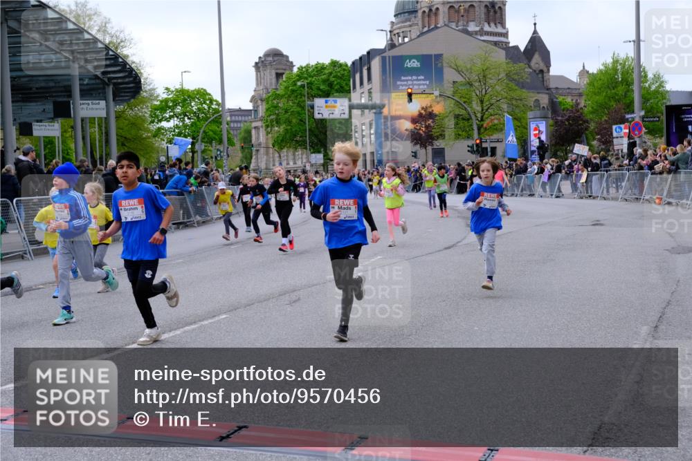 25.04.2026 - Das Zehntel Tim E. http://msf.ph/oto/9570456 25.04.2026 09:02:09 Ziel 1002, 1009, 1603, 1620, 1827, 1945, 2116, 2121, 2123, 2127, 2135, 2220, 2227, 2340, 2402, 2504, 2516, 2701, 2702, 2704, 2713, 2736, 3127, 3144, 3396, 3399, 3425, 3550, 3633, 3638, 3639, 3871, 4021 meine-sportfotos.de