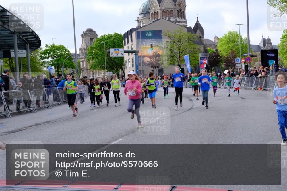 25.04.2026 - Das Zehntel Tim E. http://msf.ph/oto/9570666 25.04.2026 09:03:00 Ziel 1058, 1107, 1121, 1168, 1169, 1172, 1448, 1454, 2119, 2122, 2126, 2145, 2148, 2503, 2695, 3004, 3022, 3036, 3218, 3235, 3288, 3295, 3441, 3448, 3457, 3682, 3890, 4000 meine-sportfotos.de
