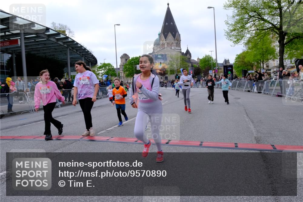 25.04.2026 - Das Zehntel Tim E. http://msf.ph/oto/9570890 25.04.2026 09:04:04 Ziel 1497, 1785, 1793, 1835, 1860, 2018, 2346, 2358, 2440, 2487, 2578, 2588, 2839, 2842, 2893, 2934, 3007, 3014, 3162, 3364, 3389, 3442, 3446, 3451, 3740, 3860, 3865, 3867, 3881, 3885 meine-sportfotos.de