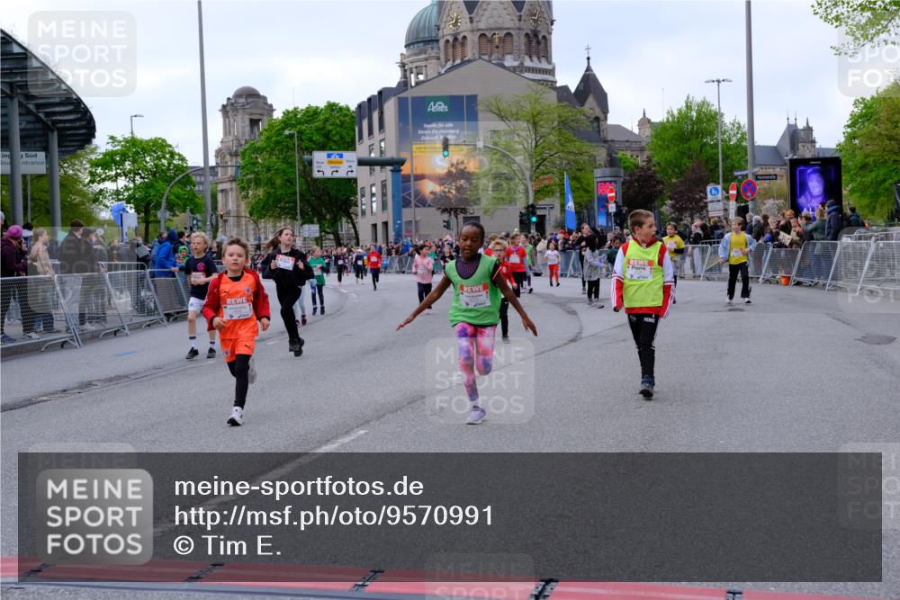 25.04.2026 - Das Zehntel Tim E. http://msf.ph/oto/9570991 25.04.2026 09:04:31 Ziel 1353, 1472, 1479, 1496, 1500, 1502, 1932, 1934, 1960, 1980, 1982, 2362, 2370, 2381, 2400, 2414, 2427, 2430, 2431, 2700, 3012, 3150, 3279, 3671, 3892, 3906 meine-sportfotos.de