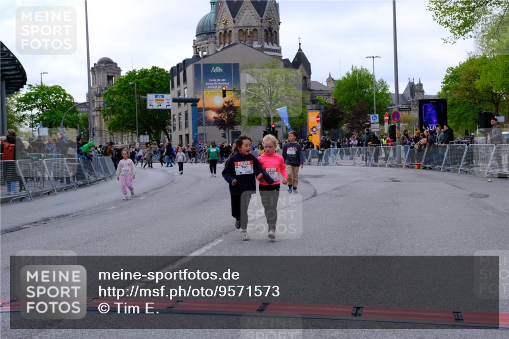 25.04.2026 - Das Zehntel Tim E. http://msf.ph/oto/9571573 25.04.2026 09:08:06 Ziel 1781, 1782 meine-sportfotos.de