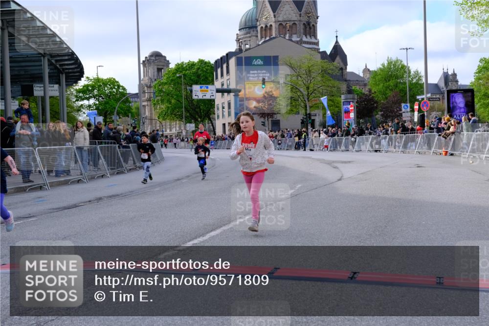 25.04.2026 - Das Zehntel Tim E. http://msf.ph/oto/9571809 25.04.2026 09:10:42 Ziel 1230, 1238, 1391, 1801, 1803, 2557, 2637, 3586 meine-sportfotos.de