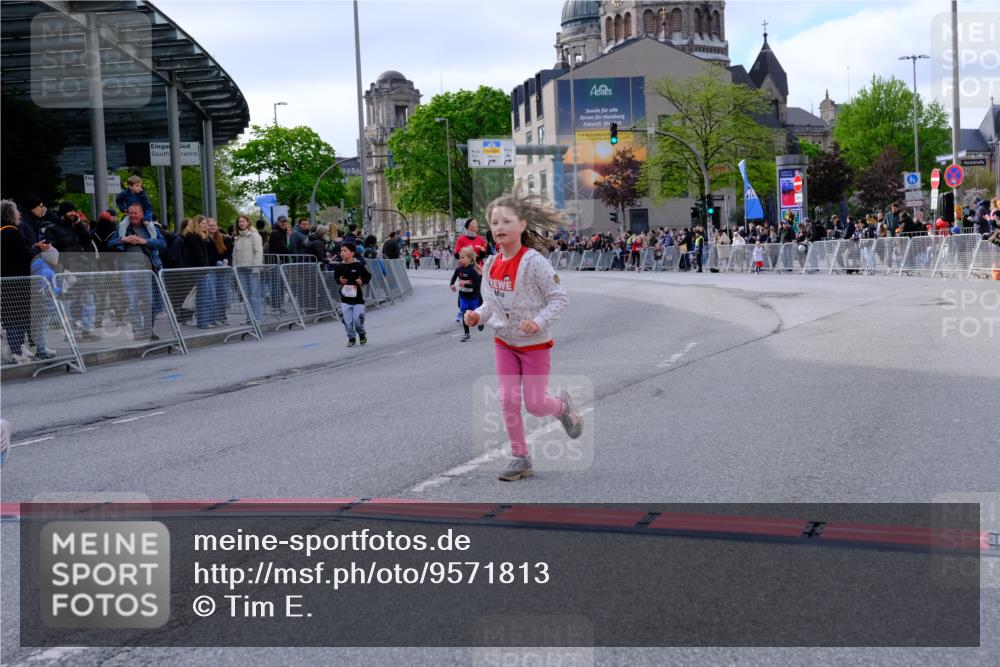25.04.2026 - Das Zehntel Tim E. http://msf.ph/oto/9571813 25.04.2026 09:10:42 Ziel 1230, 1238, 1391, 1801, 1803, 2557, 2637, 3586 meine-sportfotos.de