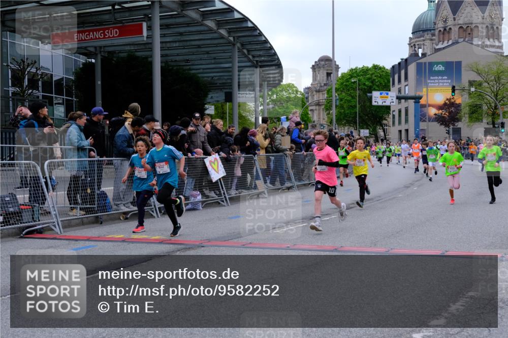 25.04.2026 - Das Zehntel Tim E. http://msf.ph/oto/9582252 25.04.2026 12:51:28 Ziel 10088, 10224, 10237, 10344, 10464, 10878, 11023, 11040, 11041, 11616, 11638, 11965, 12154, 12193, 12281, 12287, 12301, 12314, 12770, 12800, 12846, 12862 meine-sportfotos.de