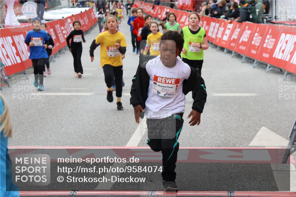 25.04.2026 - Das Zehntel Strokosch-Dieckow http://msf.ph/oto/9584074 25.04.2026 09:06:42 Ziel 1414, 1418, 3750, 3780, 3782, 1414, 1418, 3750, 3780, 3782 meine-sportfotos.de