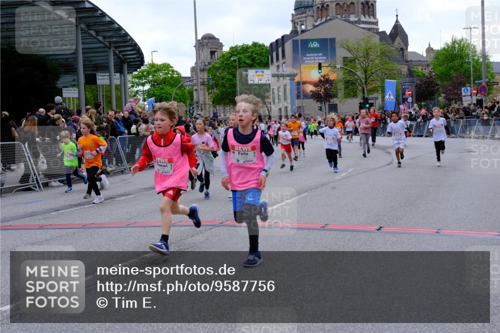 25.04.2026 - Das Zehntel Tim E. http://msf.ph/oto/9587756 25.04.2026 12:59:18 Ziel 10585, 10586, 10589, 10631, 10657, 10659, 10971, 10985, 11053, 11126, 11131, 11351, 11401, 11405, 11477, 11554, 11555, 11579, 11584, 11589, 11651, 11860, 11870, 11872, 11877, 12064, 12143, 12153, 12285, 12288, 12347, 12365, 12376, 12505, 12515, 12561, 12597, 12613, 12903, 12932, 12998, 12999 meine-sportfotos.de