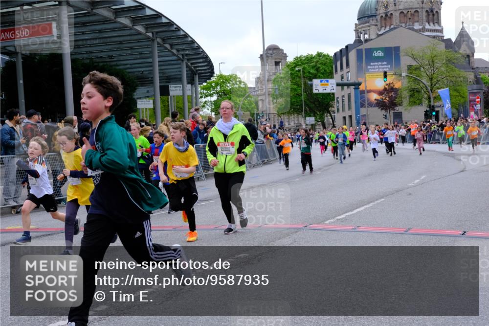 25.04.2026 - Das Zehntel Tim E. http://msf.ph/oto/9587935 25.04.2026 12:59:49 Ziel 10234, 10553, 10581, 10584, 10594, 10605, 10625, 11122, 11283, 11356, 11786, 11804, 12108, 12127, 12142, 12158, 12162, 12198, 12206, 12368, 12373, 12607, 12616, 12622, 12717, 12729, 12730, 12799, 12972, 12974, 13039 meine-sportfotos.de