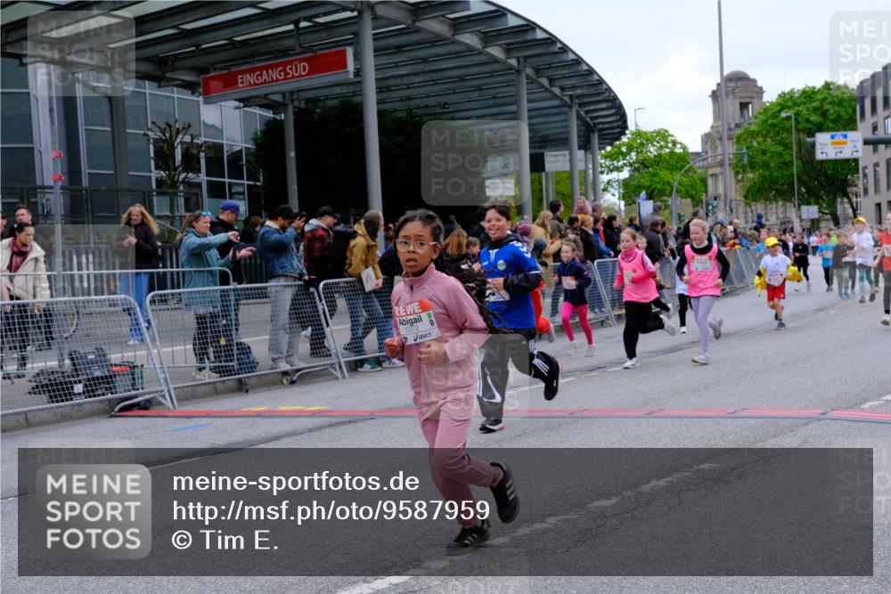 25.04.2026 - Das Zehntel Tim E. http://msf.ph/oto/9587959 25.04.2026 12:59:58 Ziel 10118, 10165, 10170, 10226, 10234, 10372, 10415, 10480, 10624, 10705, 10885, 10960, 10977, 11122, 11283, 11376, 11397, 11534, 11668, 11669, 11769, 12368, 12373, 12482, 12671, 12680, 12686, 12717, 12722, 12891, 12896, 12899, 12941 meine-sportfotos.de