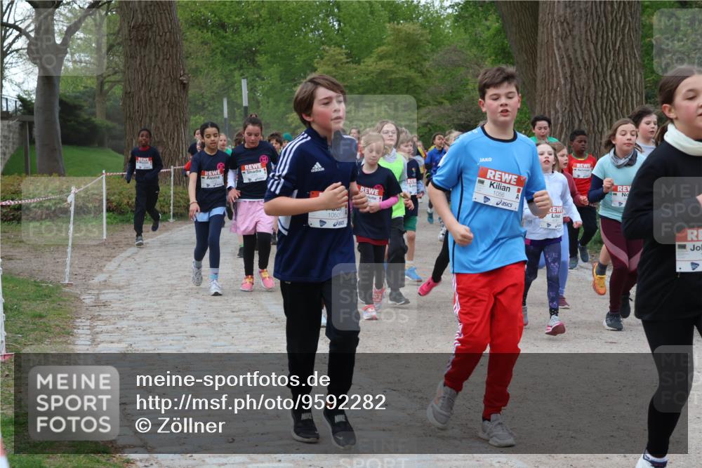 25.04.2026 - Das Zehntel Zöllner http://msf.ph/oto/9592282 25.04.2026 08:42:32 Laufen 1050, 1056 meine-sportfotos.de