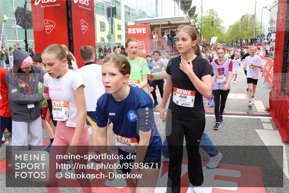 25.04.2026 - Das Zehntel Strokosch-Dieckow http://msf.ph/oto/9593671 25.04.2026 14:54:48 Ziel 15045, 15070, 15149, 15208, 15225, 15454, 15889, 16223, 16243, 16440, 16598, 16644, 16651, 16706, 16792, 16909, 16989, 17061, 17079, 17588, 17703, 17759, 17788, 17819, 18017, 18066, 18157, 18167, 18264, 18317, 15045, 15070, 15149, 15208, 15225, 15454, 15889, 16223, 16243, 16440, 16598, 16644, 16651, 16706, 16792, 16909, 16989, 17061, 17079, 17588, 17703, 17759, 17788, 17819, 18017, 18066, 18157, 18167, 18264, 18317 meine-sportfotos.de