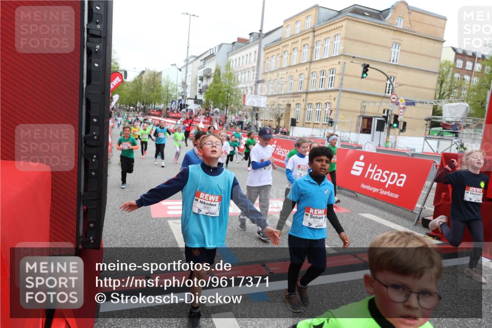 25.04.2026 - Das Zehntel Strokosch-Dieckow http://msf.ph/oto/9617371 25.04.2026 11:01:06 Ziel 5045, 5200, 5204, 5208, 5389, 5436, 5439, 5538, 5541, 5574, 5681, 5841, 5842, 5844, 5983, 6179, 6314, 6362, 6366, 6384, 6390, 6516, 6633, 6853, 6872, 6896, 7015, 7045, 7329, 7338, 7521, 7730, 7775, 7819 meine-sportfotos.de