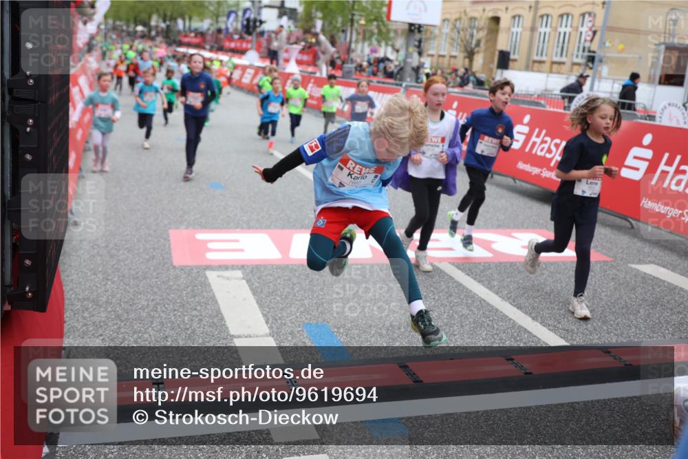 25.04.2026 - Das Zehntel Strokosch-Dieckow http://msf.ph/oto/9619694 25.04.2026 11:00:36 Ziel 5040, 5219, 5233, 5271, 5286, 5343, 5352, 5353, 5635, 5690, 5715, 5722, 5836, 5995, 6091, 6395, 6632, 6669, 6686, 6874, 7017, 7054, 7094, 7296, 7370, 7410, 7465, 7660, 7767, 7800, 7834, 7844, 7859 meine-sportfotos.de