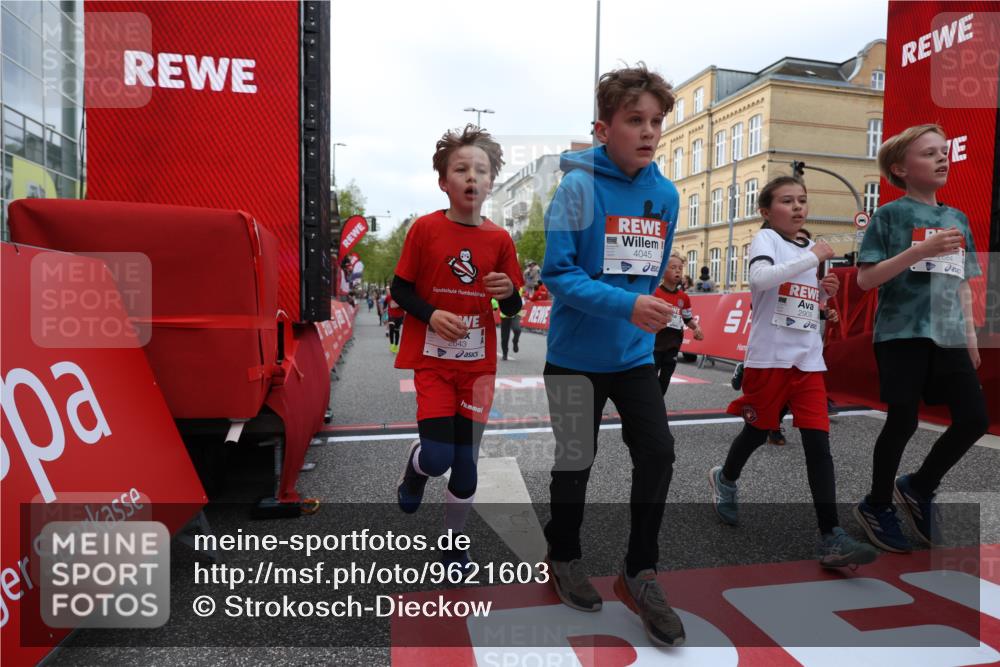 25.04.2026 - Das Zehntel Strokosch-Dieckow http://msf.ph/oto/9621603 25.04.2026 08:52:30 Ziel 1034, 1140, 1222, 1239, 1308, 1628, 1633, 1847, 2036, 2241, 2453, 2603, 2605, 2618, 2643, 2648, 2684, 2909, 2925, 3220, 3251, 3345, 3397, 4045 meine-sportfotos.de