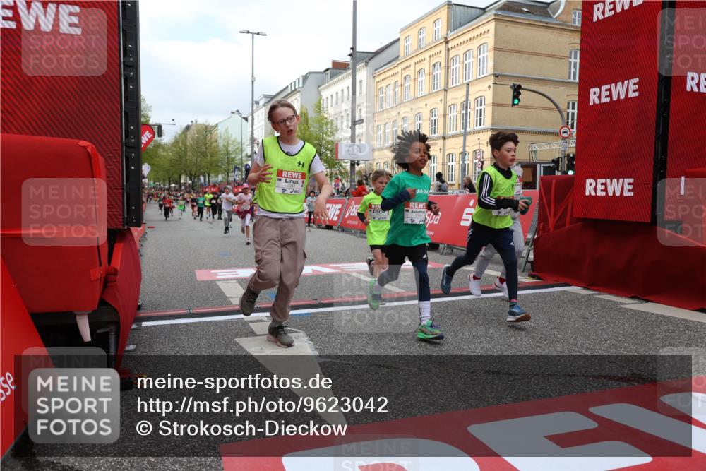25.04.2026 - Das Zehntel Strokosch-Dieckow http://msf.ph/oto/9623042 25.04.2026 08:56:22 Ziel 1050, 1056, 1424, 1565, 1975, 2037, 2171, 2384, 2387, 2682, 2780, 2869, 2928, 2964, 3105, 3237, 3445, 3544, 3757, 3895, 4006 meine-sportfotos.de