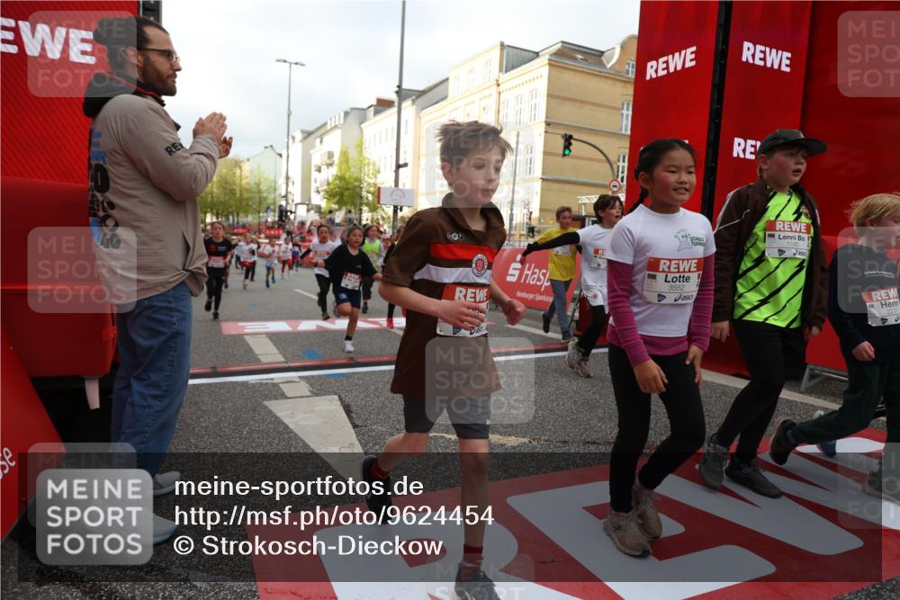 25.04.2026 - Das Zehntel Strokosch-Dieckow http://msf.ph/oto/9624454 25.04.2026 08:57:12 Ziel 1141, 1152, 1170, 1257, 1583, 1590, 1759, 1854, 2233, 2237, 2239, 2292, 2294, 2491, 2501, 2515, 2517, 2860, 3048, 3052, 3073, 3138, 3140, 3156, 3393, 3439, 3453, 3495, 3552, 3930, 4008 meine-sportfotos.de