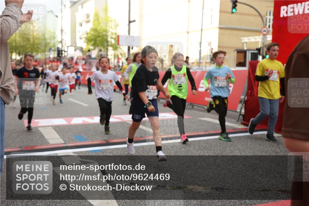 25.04.2026 - Das Zehntel Strokosch-Dieckow http://msf.ph/oto/9624469 25.04.2026 08:57:13 Ziel 1141, 1152, 1170, 1262, 1583, 1590, 1854, 2233, 2237, 2239, 2270, 2292, 2294, 2491, 2778, 2860, 3048, 3052, 3073, 3138, 3393, 3439, 3453, 3495, 3552, 3930 meine-sportfotos.de
