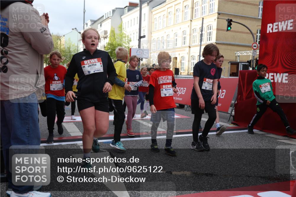 25.04.2026 - Das Zehntel Strokosch-Dieckow http://msf.ph/oto/9625122 25.04.2026 08:57:36 Ziel 1280, 1299, 1318, 1563, 2076, 2393, 2429, 2435, 2512, 2522, 2537, 2563, 2629, 2651, 2674, 2799, 2802, 2816, 2970, 2979, 3029, 3047, 3068, 3122, 3274, 3556, 3558, 3566, 3577, 4071 meine-sportfotos.de