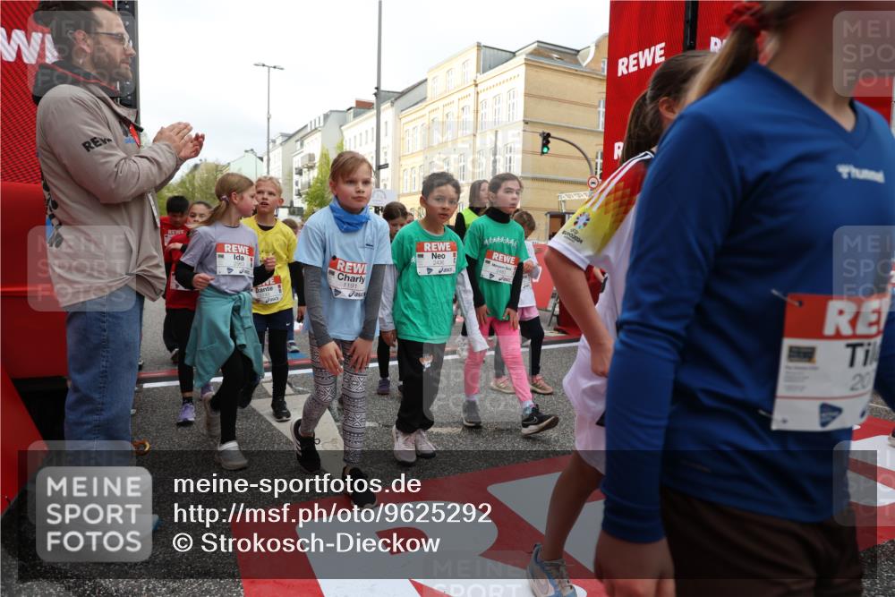 25.04.2026 - Das Zehntel Strokosch-Dieckow http://msf.ph/oto/9625292 25.04.2026 08:57:50 Ziel 1088, 1189, 1191, 1192, 1196, 1292, 1468, 1747, 2038, 2070, 2073, 2253, 2405, 2436, 2444, 2446, 2479, 2480, 2486, 2523, 2621, 2664, 2749, 2941, 2951, 2953, 2963, 3195, 3211, 3254, 3315, 3444, 3515, 3884, 3887, 3966, 3972, 4033, 4034 meine-sportfotos.de