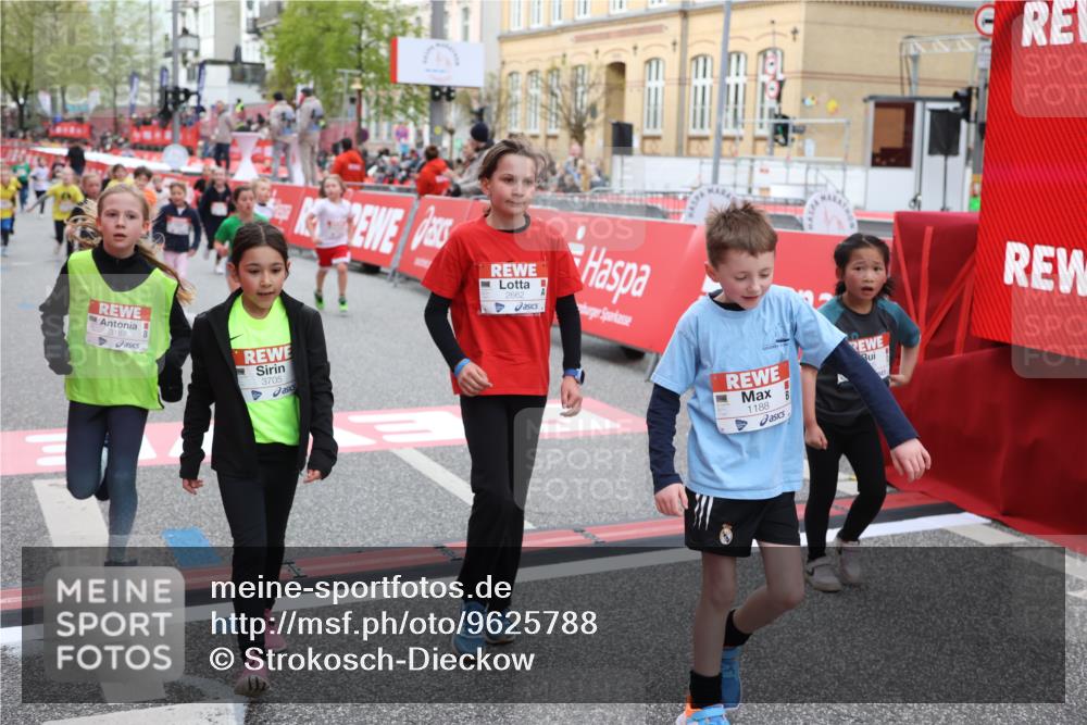 25.04.2026 - Das Zehntel Strokosch-Dieckow http://msf.ph/oto/9625788 25.04.2026 08:58:18 Ziel 1075, 1188, 1668, 1896, 2205, 2477, 2489, 2662, 2908, 3187, 3324, 3705, 3758 meine-sportfotos.de