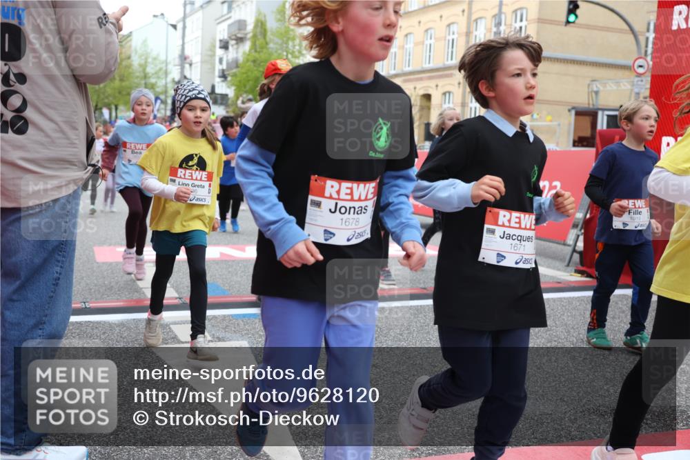 25.04.2026 - Das Zehntel Strokosch-Dieckow http://msf.ph/oto/9628120 25.04.2026 09:01:53 Ziel 1536, 1553, 1671, 1678, 1919, 2138, 2154, 2213, 2406, 2493, 2627, 2720, 2724, 2743, 2929, 3054, 3055, 3362, 3474, 3488, 3510, 3514, 3517, 3521, 3540, 3798, 3802, 3925, 4004 meine-sportfotos.de