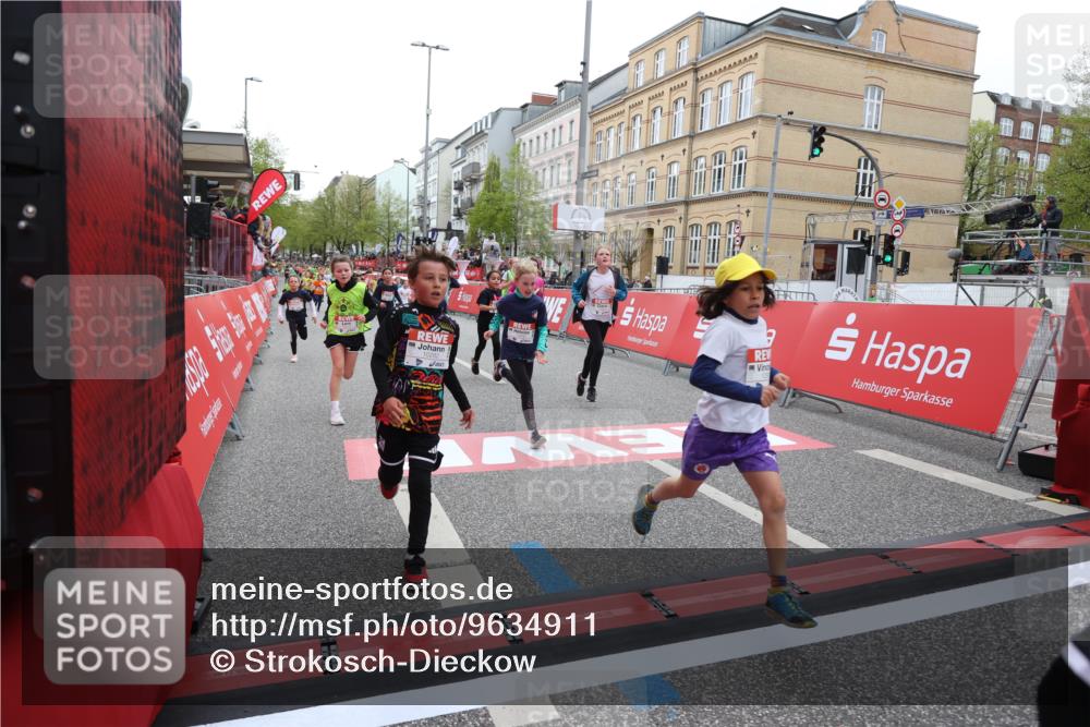 25.04.2026 - Das Zehntel Strokosch-Dieckow http://msf.ph/oto/9634911 25.04.2026 12:57:58 Ziel 10025, 10233, 10245, 10282, 10284, 10295, 10326, 10332, 10336, 10403, 10576, 10588, 10653, 10654, 10660, 11049, 11067, 11290, 11523, 11731, 11833, 11853, 12023, 12208, 12572, 12777, 12798, 12900 meine-sportfotos.de