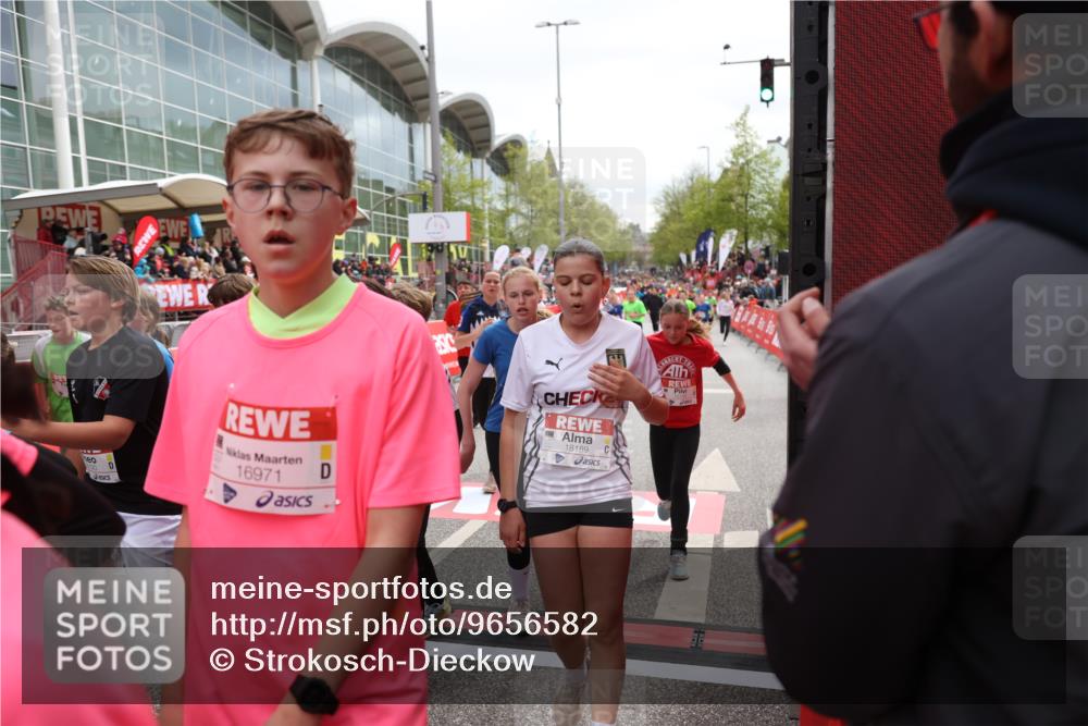 25.04.2026 - Das Zehntel Strokosch-Dieckow http://msf.ph/oto/9656582 25.04.2026 14:56:57 Ziel 15080, 15106, 15126, 15130, 15271, 15275, 15328, 15377, 15452, 15466, 15611, 15821, 15954, 15975, 16017, 16093, 16120, 16208, 16257, 16292, 16318, 16337, 16368, 16449, 16477, 16572, 16837, 16971, 16983, 16991, 17108, 17111, 17473, 17513, 17514, 17690, 17741, 17796, 17843, 17847, 17979, 18165, 18189, 18284 meine-sportfotos.de