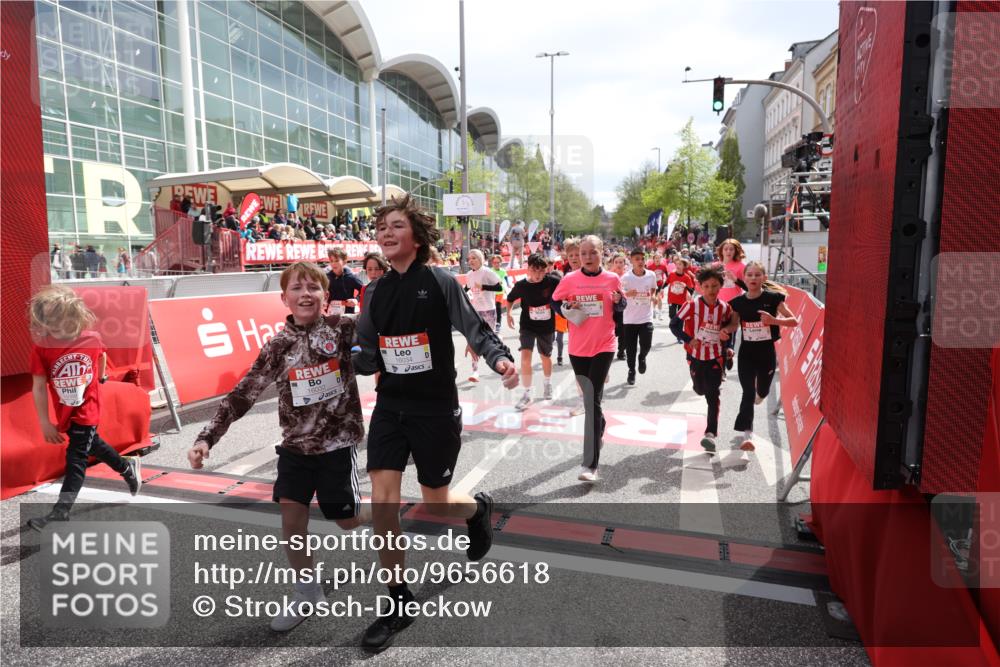 25.04.2026 - Das Zehntel Strokosch-Dieckow http://msf.ph/oto/9656618 25.04.2026 14:56:49 Ziel 15036, 15088, 15113, 15126, 15134, 15215, 15254, 15275, 15285, 15372, 15385, 15527, 15645, 15682, 15821, 16001, 16016, 16031, 16032, 16034, 16357, 16362, 16580, 16586, 16691, 16705, 16714, 16778, 16986, 17049, 17111, 17130, 17131, 17139, 17399, 17513, 17535, 17553, 17554, 17628, 17706, 17733, 17794 meine-sportfotos.de