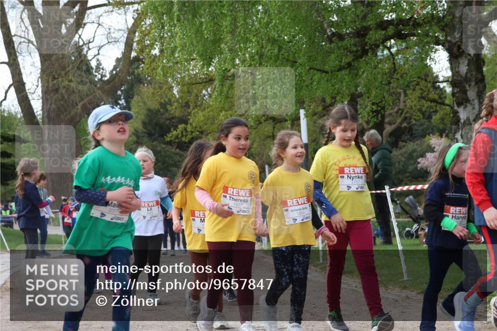 25.04.2026 - Das Zehntel Zöllner http://msf.ph/oto/9657847 25.04.2026 07:48:10 Laufen 2377, 1977, 1954 meine-sportfotos.de