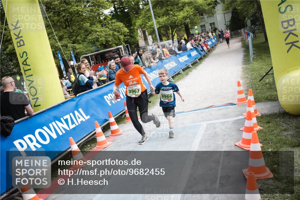 09.05.2026 - Störlauf H.Heesch http://msf.ph/oto/9682455 09.05.2026 17:49:15 Ziel 3967, 3966 meine-sportfotos.de