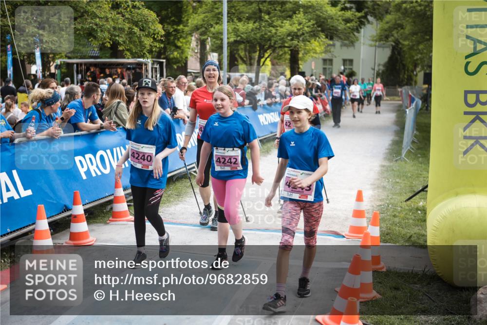09.05.2026 - Störlauf H.Heesch http://msf.ph/oto/9682859 09.05.2026 18:14:55 Ziel 42, 4240, 4242 meine-sportfotos.de