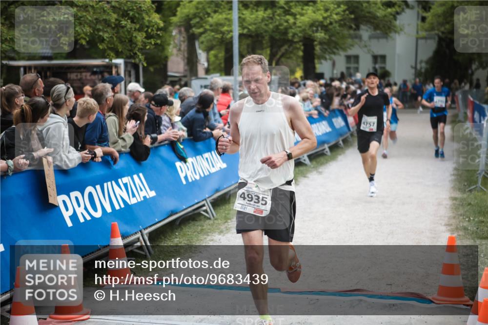 09.05.2026 - Störlauf H.Heesch http://msf.ph/oto/9683439 09.05.2026 18:43:00 Ziel 4935, 4757, 44 meine-sportfotos.de