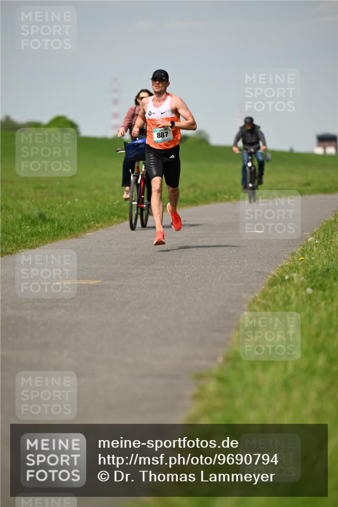 10.05.2026 - 8. Wedeler Halbmarathon Dr. Thomas Lammeyer http://msf.ph/oto/9690794 10.05.2026 11:08:01 Laufen 887 meine-sportfotos.de