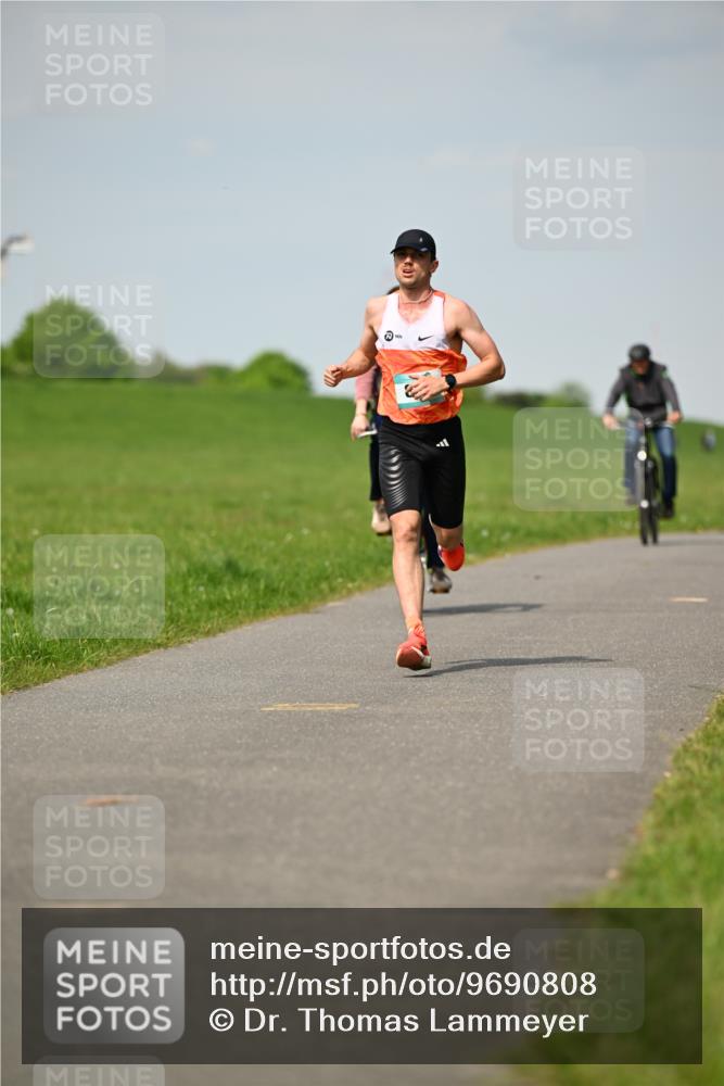 10.05.2026 - 8. Wedeler Halbmarathon Dr. Thomas Lammeyer http://msf.ph/oto/9690808 10.05.2026 11:08:01 Laufen  meine-sportfotos.de