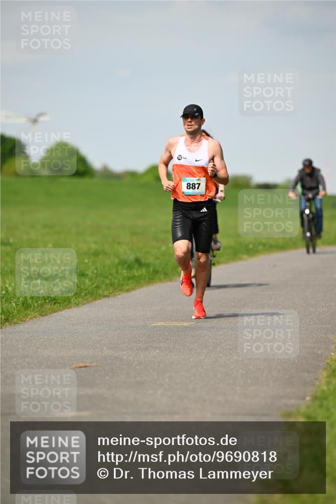 10.05.2026 - 8. Wedeler Halbmarathon Dr. Thomas Lammeyer http://msf.ph/oto/9690818 10.05.2026 11:08:02 Laufen 887 meine-sportfotos.de