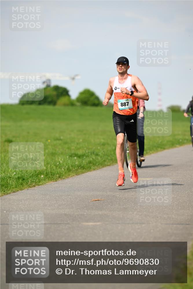 10.05.2026 - 8. Wedeler Halbmarathon Dr. Thomas Lammeyer http://msf.ph/oto/9690830 10.05.2026 11:08:03 Laufen 887 meine-sportfotos.de