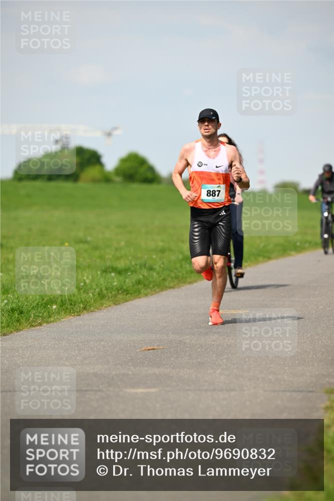 10.05.2026 - 8. Wedeler Halbmarathon Dr. Thomas Lammeyer http://msf.ph/oto/9690832 10.05.2026 11:08:03 Laufen 887 meine-sportfotos.de
