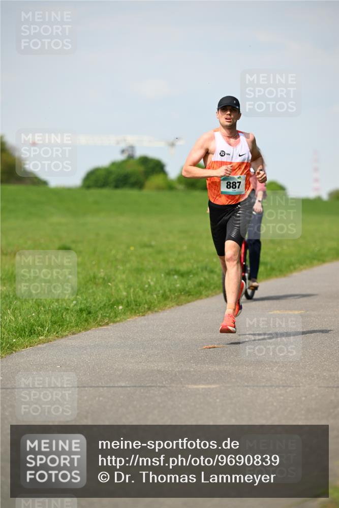 10.05.2026 - 8. Wedeler Halbmarathon Dr. Thomas Lammeyer http://msf.ph/oto/9690839 10.05.2026 11:08:03 Laufen 887 meine-sportfotos.de