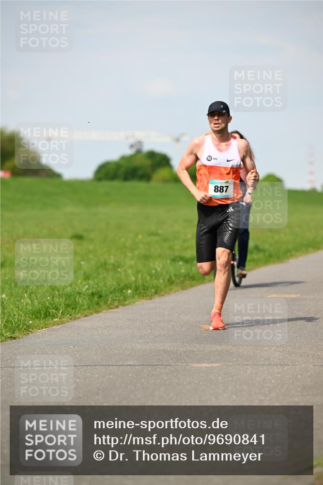 10.05.2026 - 8. Wedeler Halbmarathon Dr. Thomas Lammeyer http://msf.ph/oto/9690841 10.05.2026 11:08:03 Laufen 887 meine-sportfotos.de