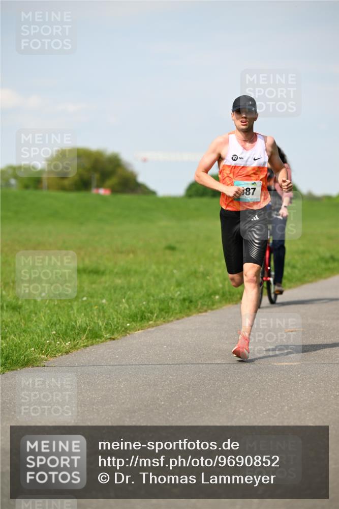 10.05.2026 - 8. Wedeler Halbmarathon Dr. Thomas Lammeyer http://msf.ph/oto/9690852 10.05.2026 11:08:04 Laufen  meine-sportfotos.de