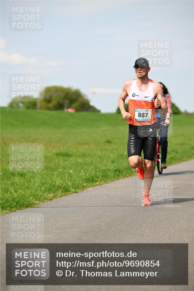 10.05.2026 - 8. Wedeler Halbmarathon Dr. Thomas Lammeyer http://msf.ph/oto/9690854 10.05.2026 11:08:04 Laufen 887 meine-sportfotos.de