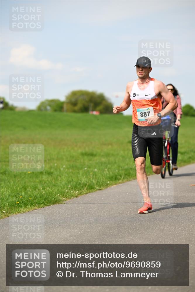 10.05.2026 - 8. Wedeler Halbmarathon Dr. Thomas Lammeyer http://msf.ph/oto/9690859 10.05.2026 11:08:04 Laufen 887 meine-sportfotos.de