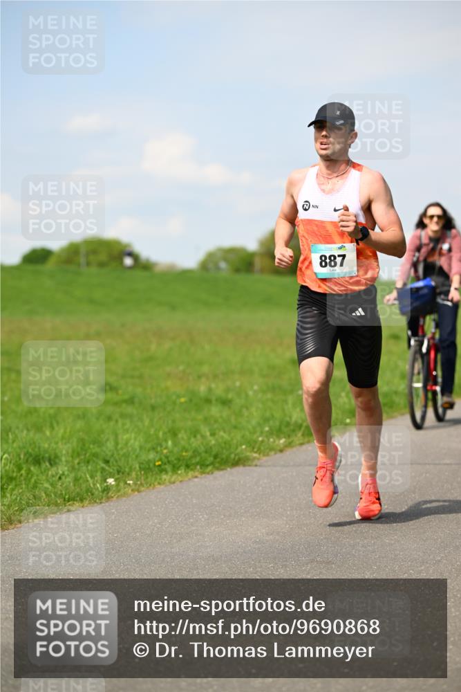 10.05.2026 - 8. Wedeler Halbmarathon Dr. Thomas Lammeyer http://msf.ph/oto/9690868 10.05.2026 11:08:05 Laufen 887 meine-sportfotos.de
