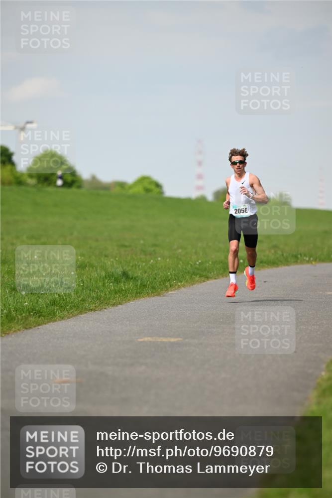 10.05.2026 - 8. Wedeler Halbmarathon Dr. Thomas Lammeyer http://msf.ph/oto/9690879 10.05.2026 11:10:00 Laufen 2056 meine-sportfotos.de