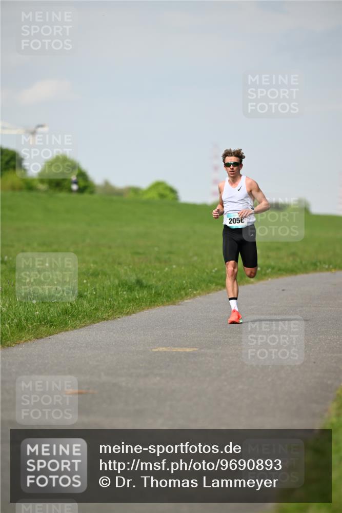 10.05.2026 - 8. Wedeler Halbmarathon Dr. Thomas Lammeyer http://msf.ph/oto/9690893 10.05.2026 11:10:01 Laufen 2056 meine-sportfotos.de