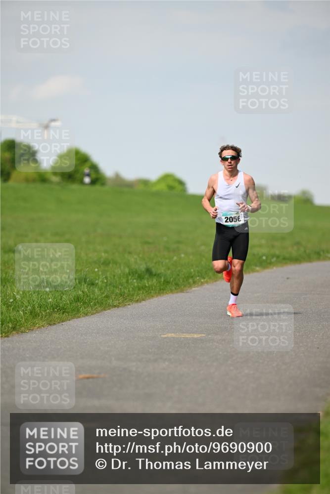10.05.2026 - 8. Wedeler Halbmarathon Dr. Thomas Lammeyer http://msf.ph/oto/9690900 10.05.2026 11:10:01 Laufen 2056 meine-sportfotos.de