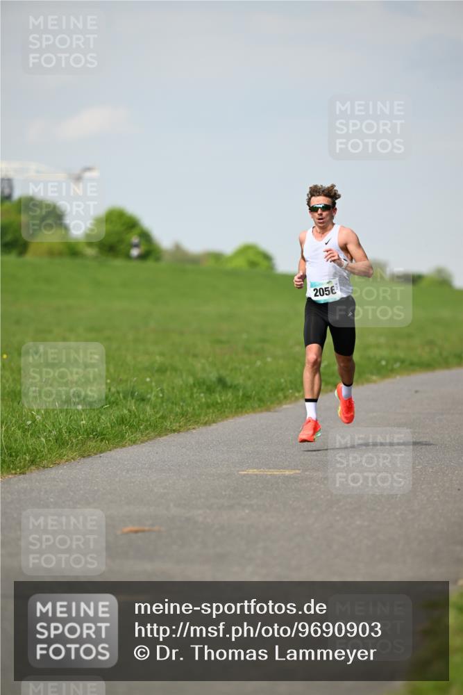 10.05.2026 - 8. Wedeler Halbmarathon Dr. Thomas Lammeyer http://msf.ph/oto/9690903 10.05.2026 11:10:01 Laufen 2056 meine-sportfotos.de