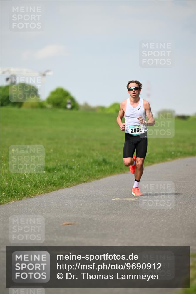10.05.2026 - 8. Wedeler Halbmarathon Dr. Thomas Lammeyer http://msf.ph/oto/9690912 10.05.2026 11:10:02 Laufen 2056 meine-sportfotos.de